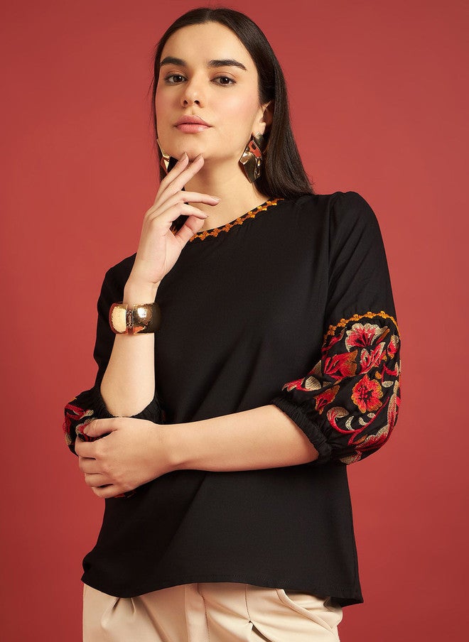 Baizee بلوزة دائرية العنق مزينة بالزهور من Routes by All About You للنساء - Image 1