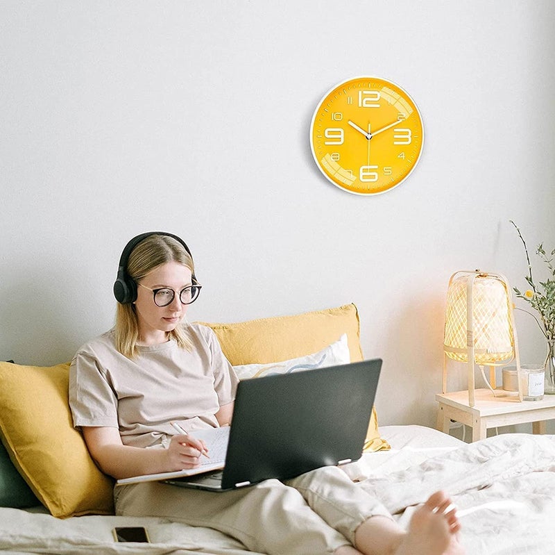 TEKCOOL ساعة حائط 12" ساعة كوارتز صامتة زخرفية أحدث ساعة حائط غير مزعجة ساعة كلاسيكية تعمل بالبطارية دائرية سهلة القراءة للغرفة/المنزل/المطبخ/غرفة النوم/المكتب/المدرسة - تناظرية، بلاستيك أصفر - Image 4