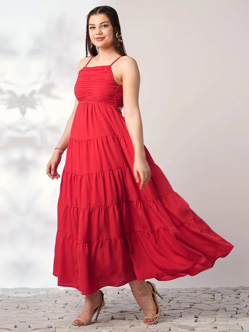 جلو باص فستان سهرة نسائي أحمر بياقة مربعة ورباط على الكتف وتفاصيل مكشكشة وفتحات وخصر مزموم وتنورة واسعة وطبقات