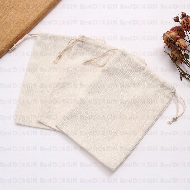 Red Dot Gift® حزمة من 10 أكياس هدايا من الخيش 13x18 سم كيس قطني برباط، أكياس هدايا لعيد الميلاد، الحفلات، الهدايا، هدايا الزفاف، الفن والأعمال اليدوية (طبيعي، 13 × 18 سم) - Image 3