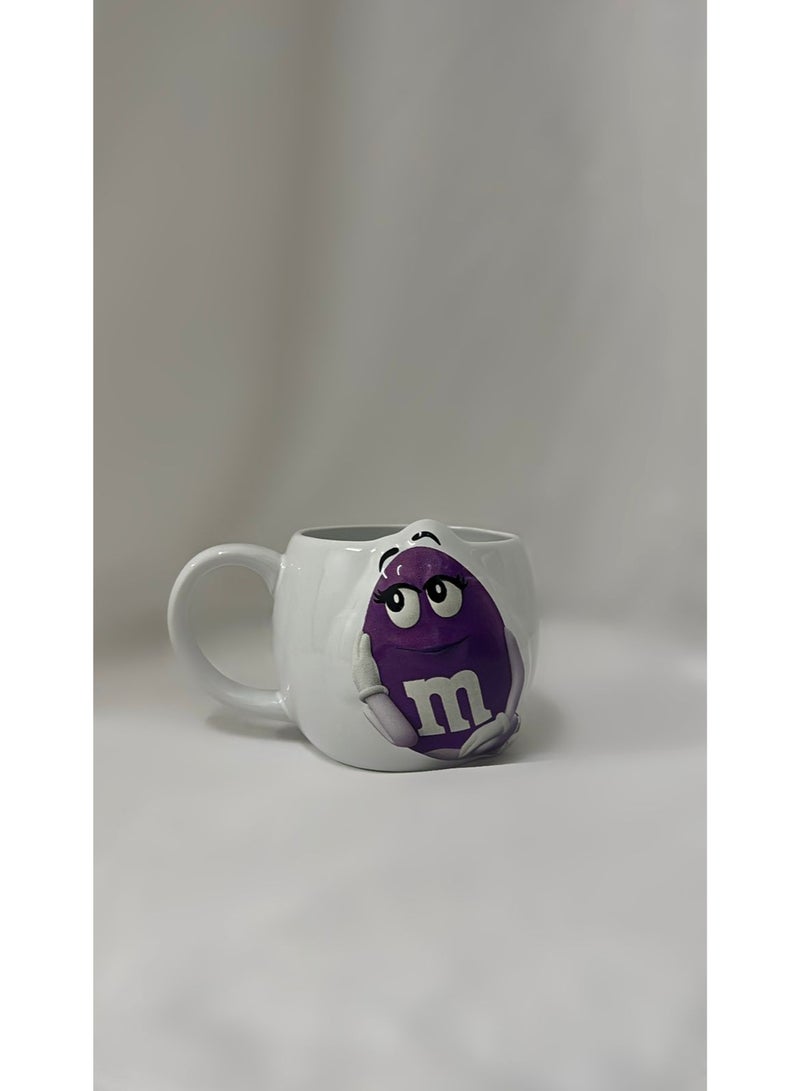 إم أند إم كوب سيراميك أنيق باللون الأبيض مع تصميم مجسم لشخصية M&M’s البنفسجية. - Image 1