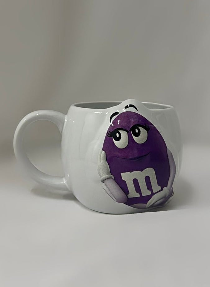 إم أند إم كوب سيراميك أنيق باللون الأبيض مع تصميم مجسم لشخصية M&M’s البنفسجية. - Image 2
