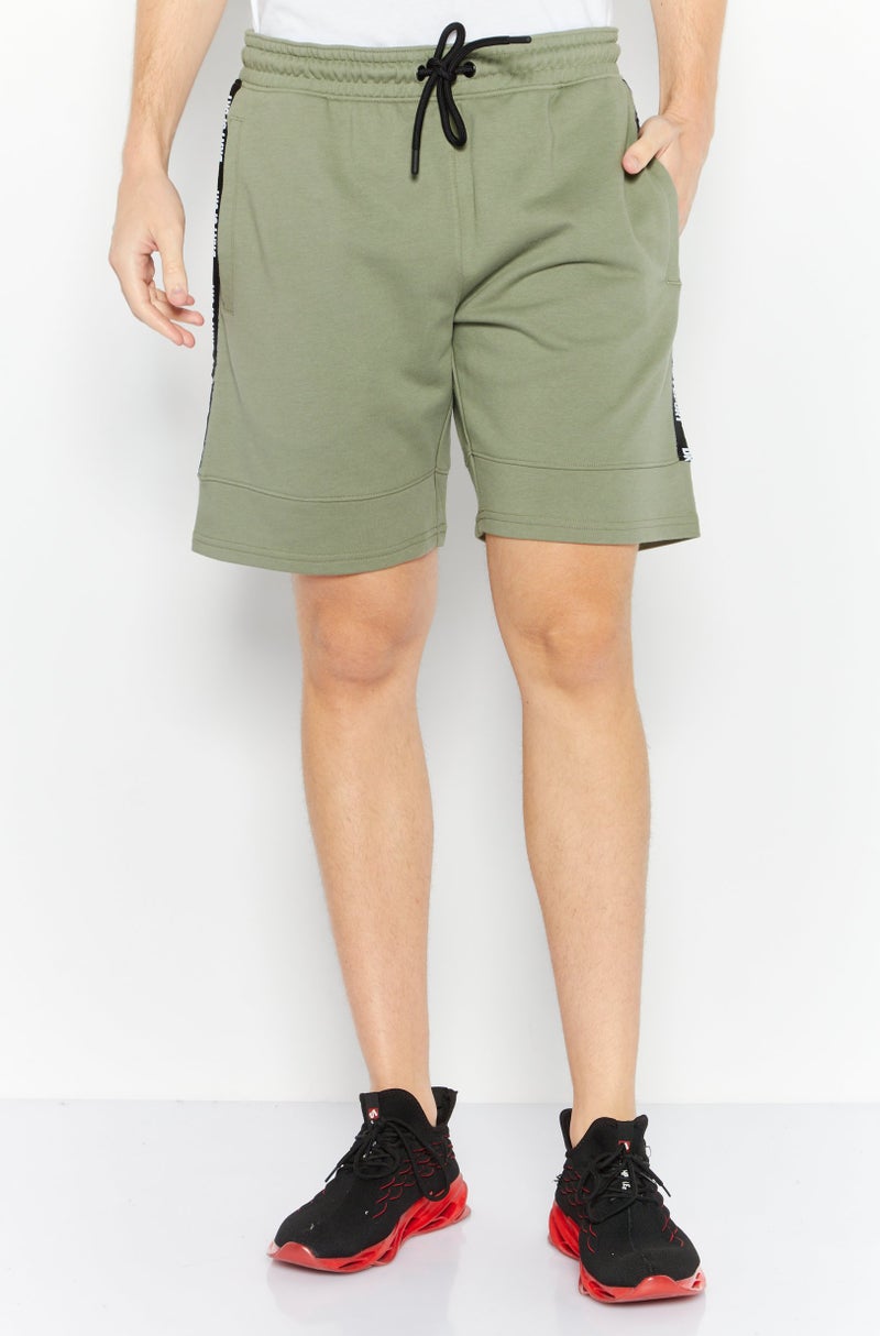 DKNY Sport شورتات تدريب ضيقة مع حبل سحب للرجال، زيتوني - Image 1