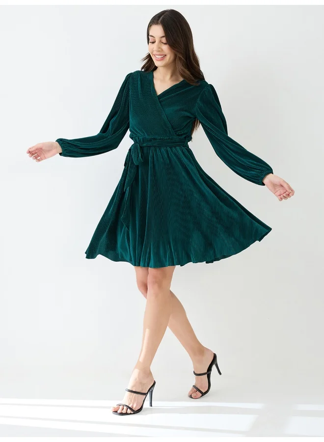 جلو باص فستان نسائي بياقة ملفوفة وكسرات أكورديون وحزام وخط