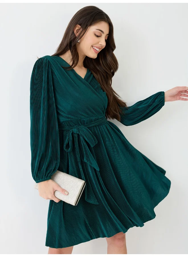 جلو باص فستان نسائي بياقة ملفوفة وكسرات أكورديون وحزام وخط