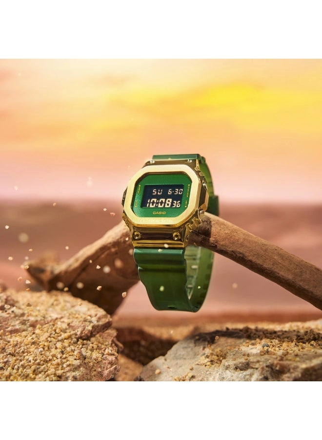 كاسيو ساعة كاسيو جي-شوك GM-5600CL-3D (GM-5600CL-3DR) رقمية، إطار معدني مطلي أيونياً بالذهب، سوار ريزن أخضر شبه شفاف، مقاومة ماء 200 متر - Image 3