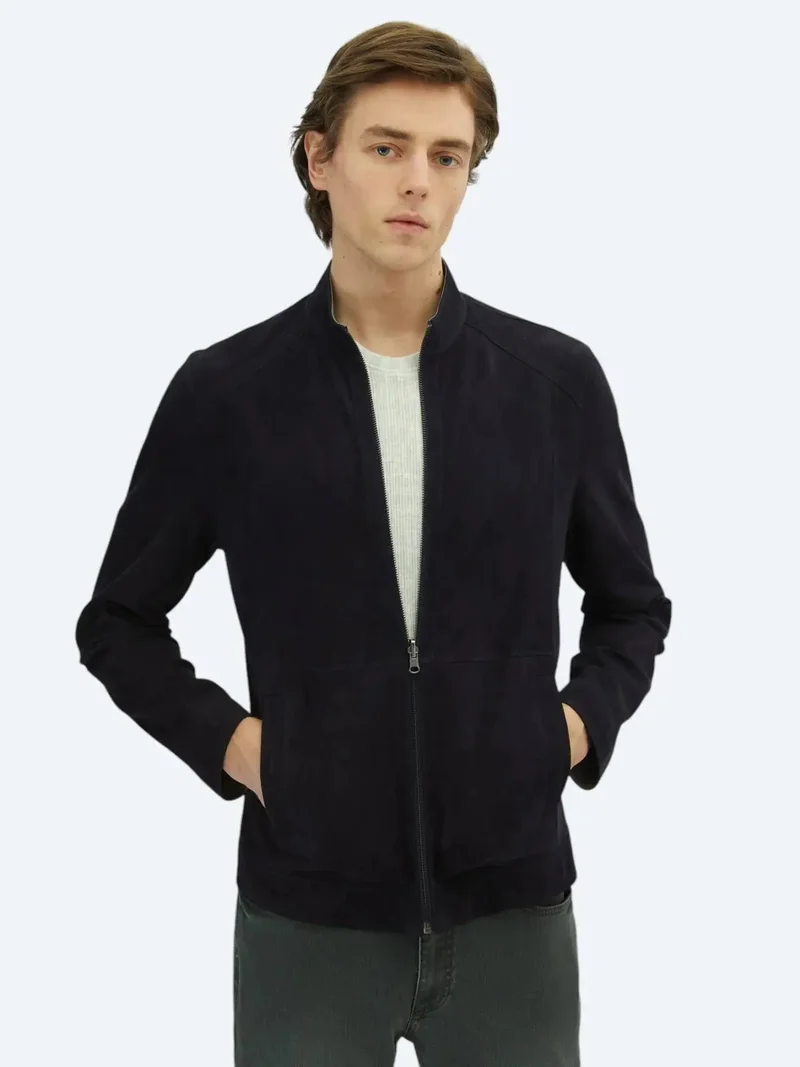 كيب معطف جلدي أزرق داكن بياقة عالية وقصة عادية، مناسب للإطلالات الكاجوال الأنيقة، مصنوع من الجلد ذو الوجهين