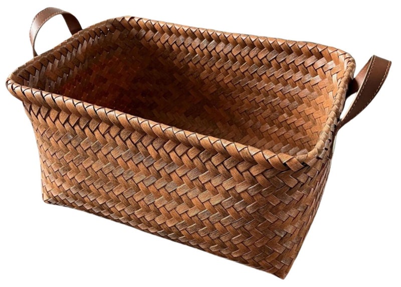 نوفولان سلة تخزين منسوجة يدويًا من NOVOLAN، رف تخزين متنوع، تصميم من الخيزران الصناعي، فخامة عتيقة، مقابض مختارة من جلد البولي يوريثان، جيدة التهوية ومقاومة للرطوبة، للوجبات الخفيفة والألعاب والمزيد 38x28x20 سم - Image 1