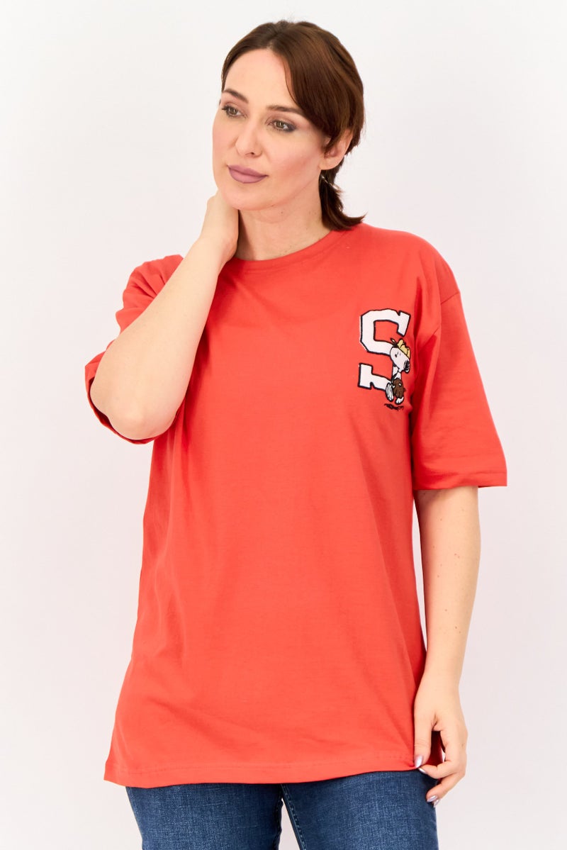 Peanuts تي شيرت مزخرف بأكمام قصيرة وياقة دائرية للنساء، أحمر - Image 1