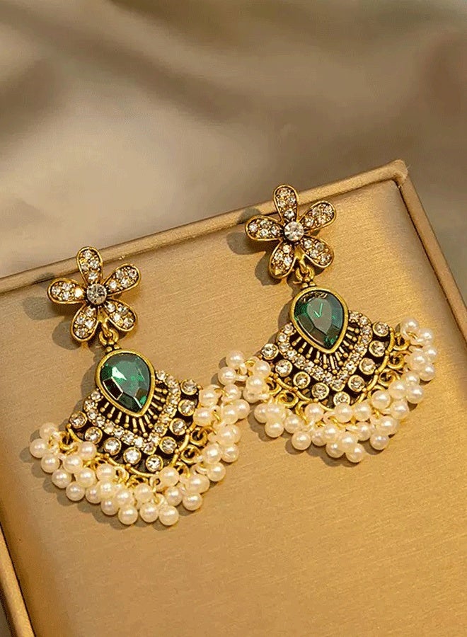 أقراط جومكا الهندي باللؤلؤ للنساء - أقراط جومكا الطويلة التقليدية العرقية المطلية بالذهب مع أحجار الزمرد وتصميم زهري (مجوهرات الزفاف والمهرجانات)