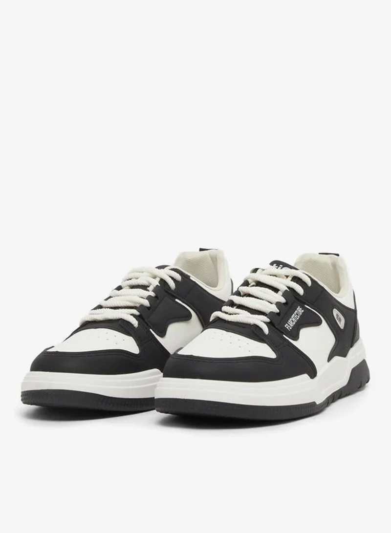 ستايلي اكتيف سنيكرز سكيت بورد بأربطة بألوان متضاربة