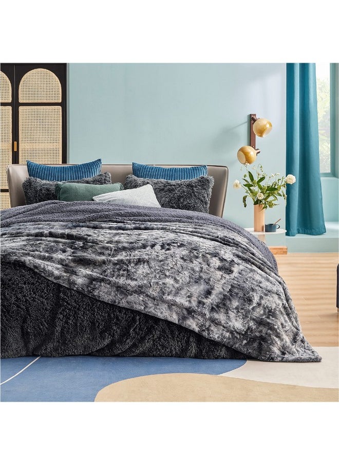 بيد شور بطانية Bedsure Fuzzy مقاس كينج - رمادية، مصنوعة من صوف الشيربا الناعم والدافئ، مصنوعة من فرو صناعي مخملي ومحشو، بطانيات قابلة للعكس للسرير، مقاس 108 × 90 بوصة  - Image 2