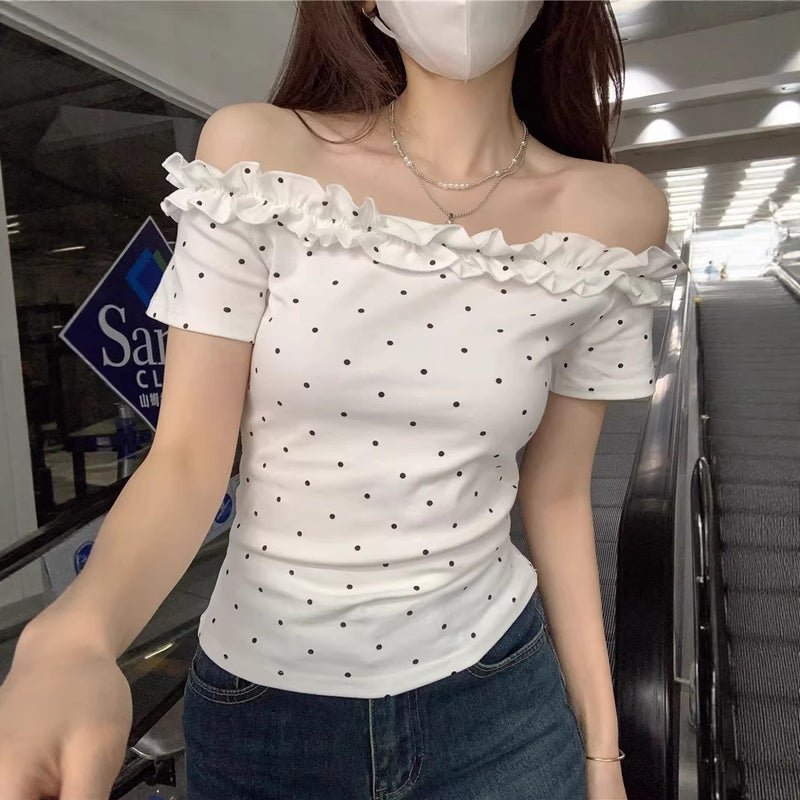تيشيرت نسائي بأكتاف مكشوفة بنقاط البولكا مع زخرفة كشكش - Image 4