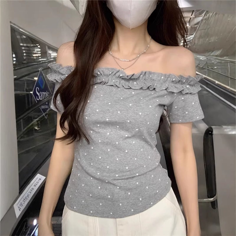 تيشيرت نسائي بأكتاف مكشوفة بنقاط البولكا مع زخرفة كشكش - Image 3