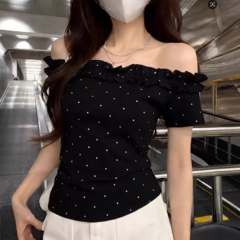 تيشيرت نسائي بأكتاف مكشوفة بنقاط البولكا مع زخرفة كشكش - Image 1
