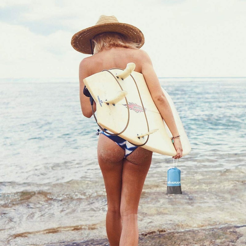 GIVERARE Sandfree Beach Blanket, Waterproof Picnic Blanket, Quick Drying Indoor&Outdoor Family Mat with 4 Stakes&4 Corner Pockets for Travel, Camping, Hiking, Music Festival - Image 4