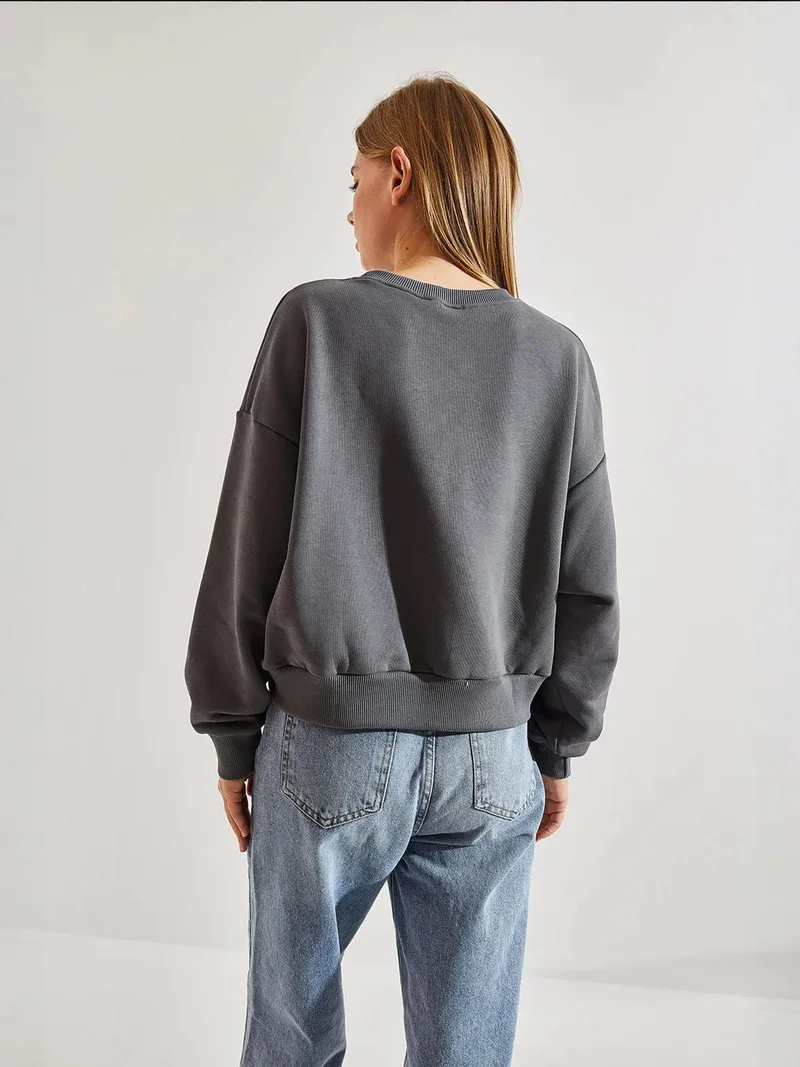 Bianco Lucci Cropped Crew Neck Cotton Sweatshirt with Front Text Print