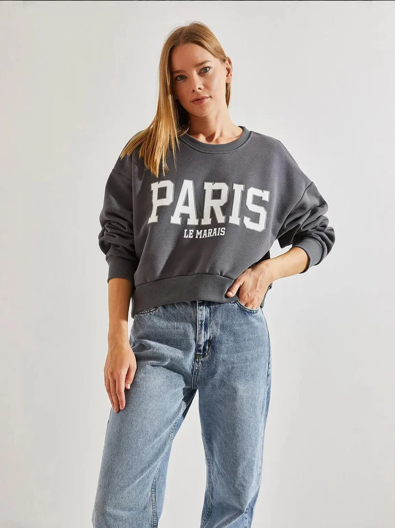 Bianco Lucci Cropped Crew Neck Cotton Sweatshirt with Front Text Print