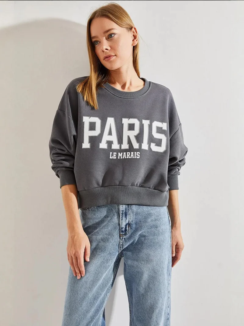 Bianco Lucci Cropped Crew Neck Cotton Sweatshirt with Front Text Print