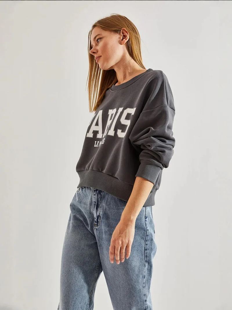 Bianco Lucci Cropped Crew Neck Cotton Sweatshirt with Front Text Print