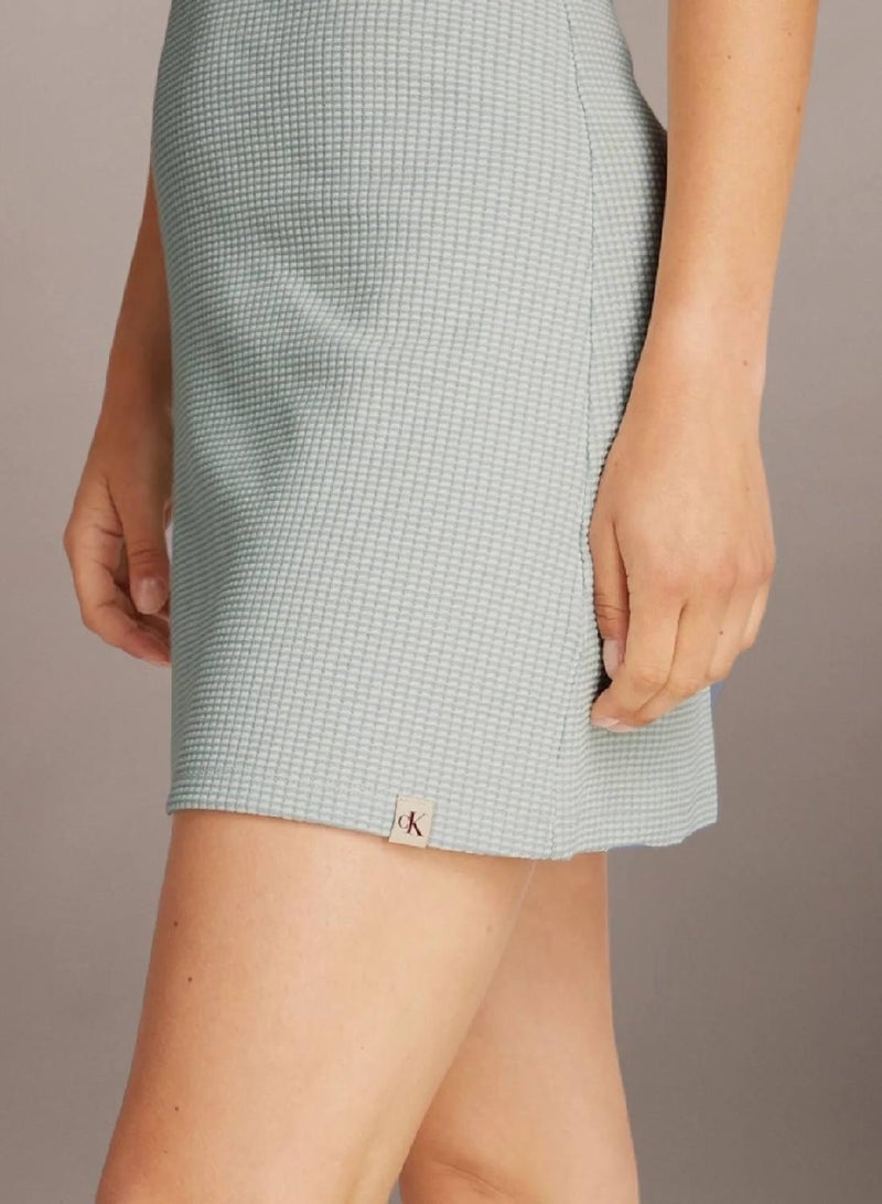 كالفن كلاين جينز فستان بنمط وافل وبحمالة حول العنق - Image 3