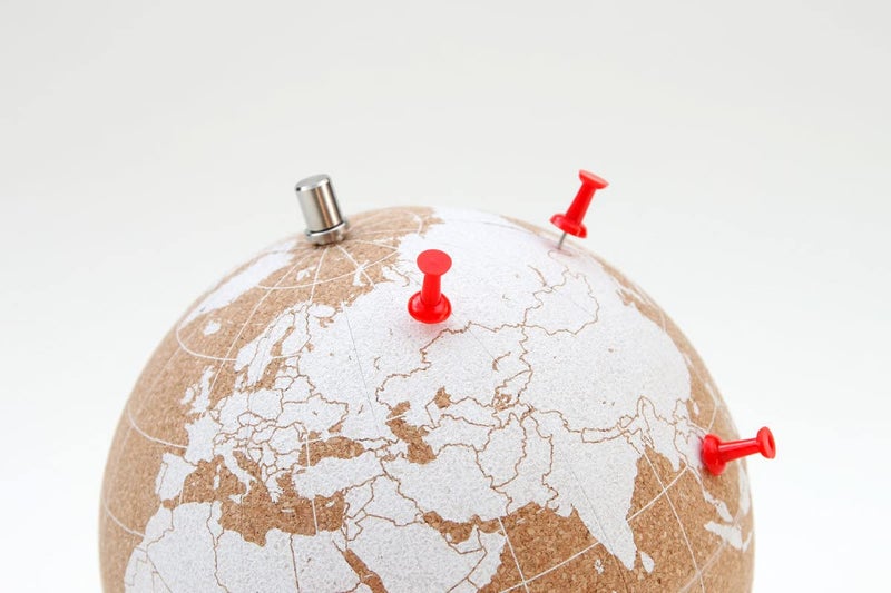 صك UK Suck UK Cork Globe World Map مع دبابيس الدفع - خريطة كاملة للعالم العالمي في الفلين الجميل. ميني 6 بوصة الكرة الأرضية - Image 3