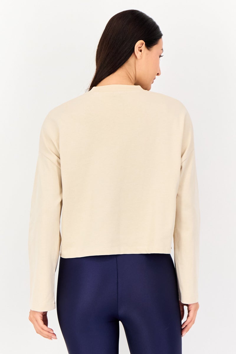 Nike بلوزة رياضية نسائية بأكمام طويلة مناسبة في الهواء الطلق، بيج - Image 3