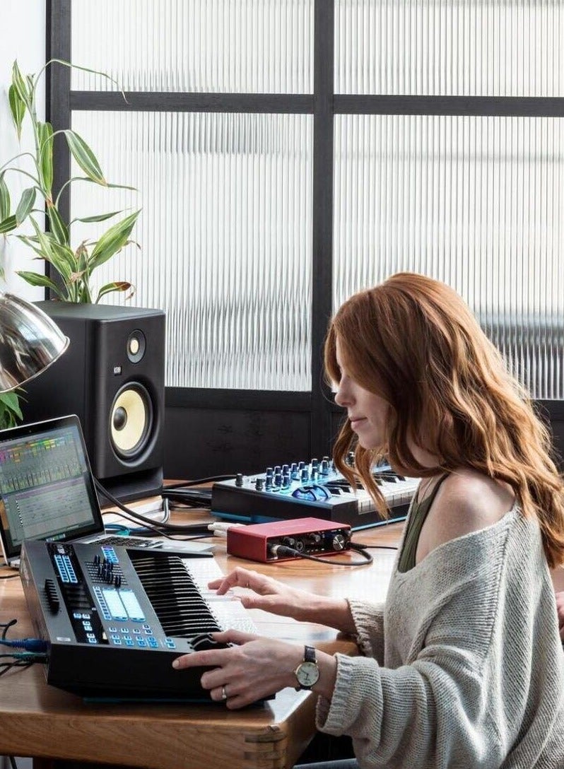 4-in/4-out 24-bit/192kHz USB 2.0 Audio Interface with 2 Mic/Instrument Inputs, 2 Line Inputs, 4 Line Outputs, MIDI I/O, and Bundled Software