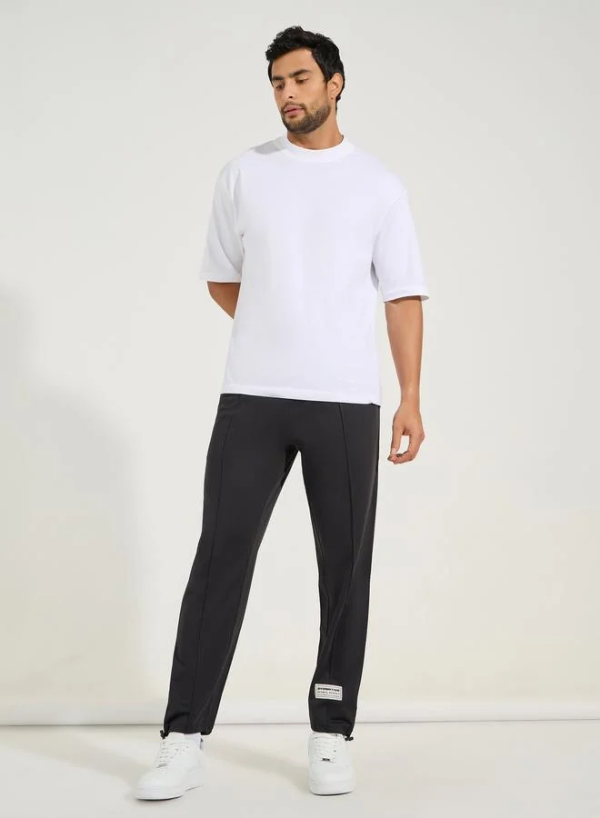 ستايلي اكتيف جوغر بتفاصيل محزوزة مع شارة