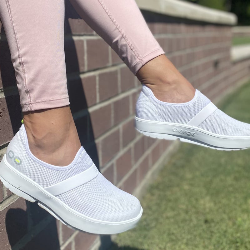 OOFOS OOmg Low Shoe, White & White - Womenâ€™s Size 5 - Lightweight Recovery Footwear - Reduces Stress on Feet, Joints & Back - Machine Washable - Image 4