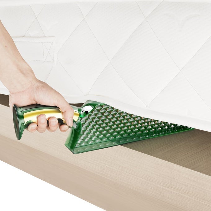 MATTRESS LIFTER WEDGE AND BED MAKER TOOL FOR CHANGING SHEETS EASY LIFTER MATTRESS RISER FOR BED MAKING HELPS LIFT THE MATTRESS AND HOLD THE MATTRESS ALLEVIATING BACK PAIN 1 PIECE