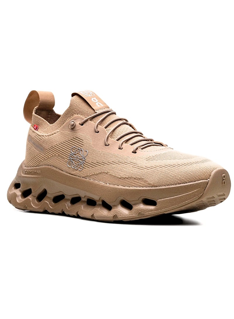 أون حذاء Cloudtilt Dark Sand من Loewe x - إصدار محدود - بني رملي - تصميم مميز - بطانة CloudTec® - نعل مطاطي سميك - Image 2