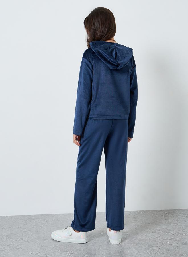 ستايلي مجموعة من جوغر وهودي فيلور بتفاصيل مُطرّزة - Image 4