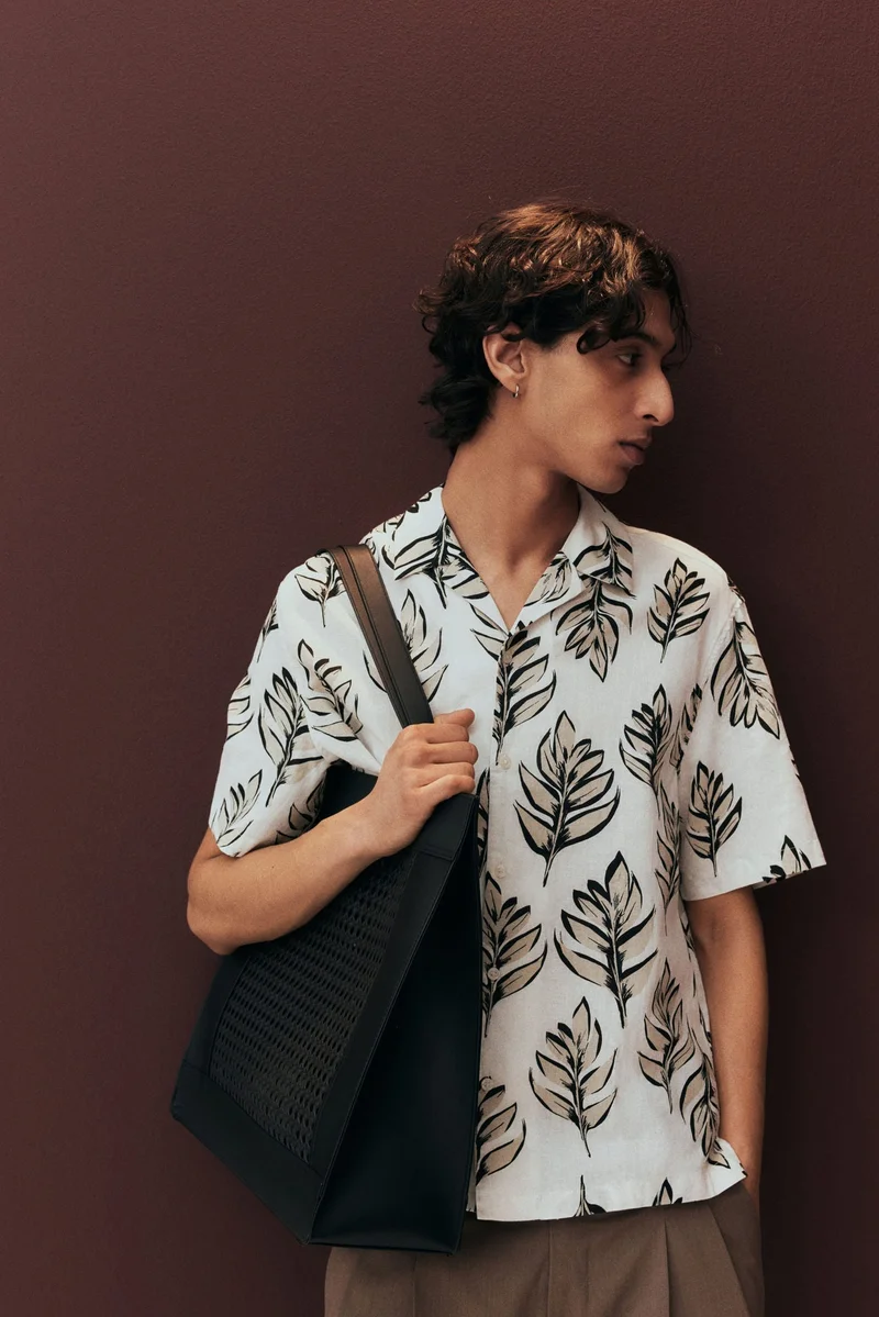 اتش اند ام قميص ريزورت من الكتان بقصّة عادية