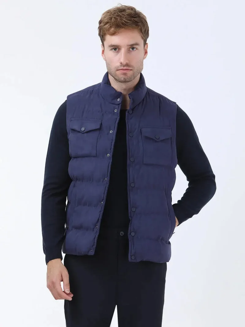 كيب سترة منفوخة منسوجة بلون أزرق داكن فاتح، بقصة عادية وياقة عالية، مناسبة للإطلالات الكاجوال.