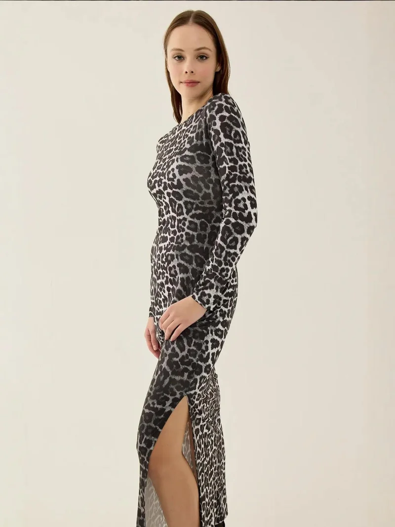 زوبعة فستان ماكسي بطبعة جلد الفهد بفتحة