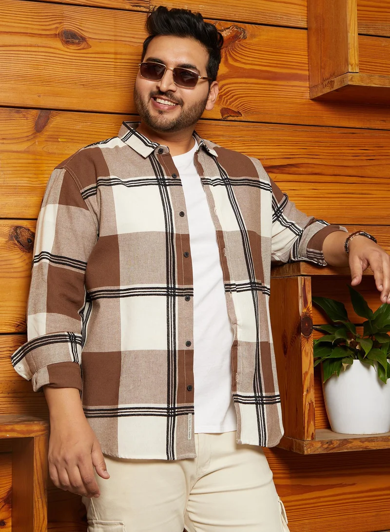 انستافاب بلس قميص رجالي بني فاتح بأزرار وياقة ممتدة وأكمام طويلة مناسب للمقاسات الكبيرة