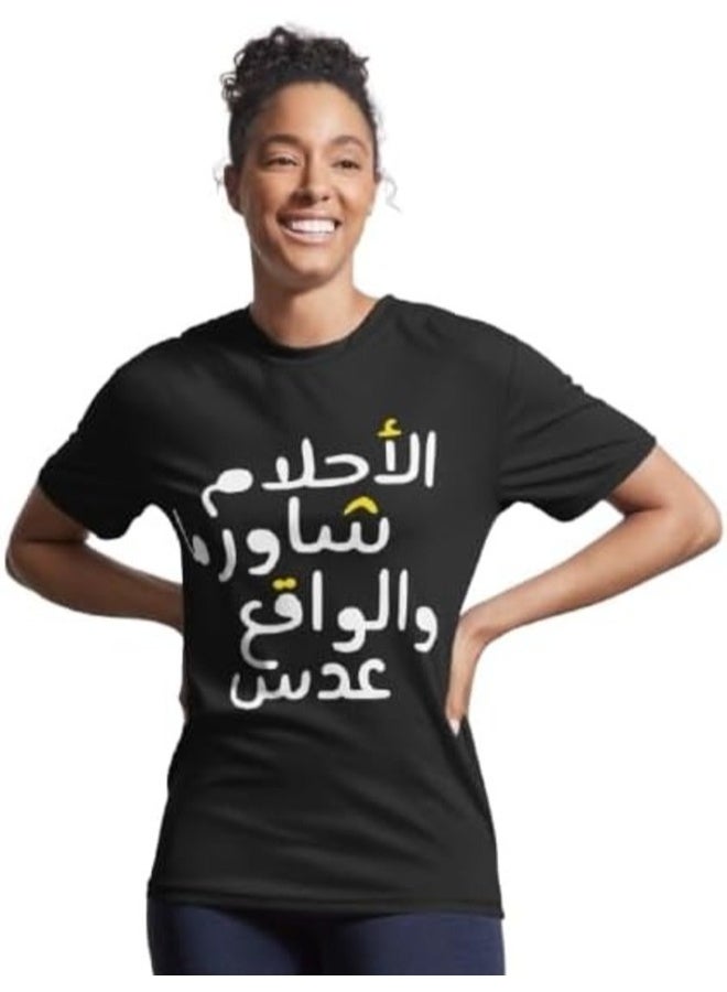 تي شيرت يحمل نصوصًا عربية،هو قطعة أنيقة للجنسين مصنوعة من القطن الأسود الناعم. يتوفر هذا التي شيرت بمقاسات متعددة، ويجمع بين الراحة والأناقة مع لمسة جمالية تقليدية