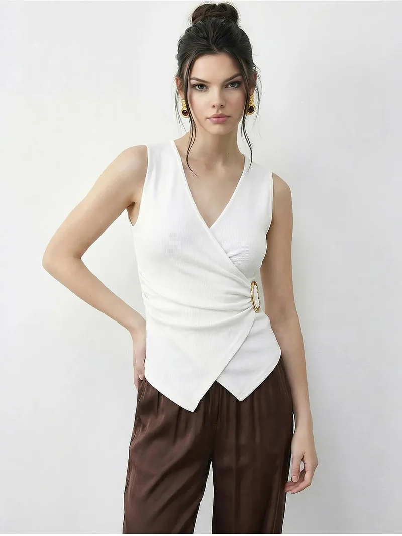 بيانكو لوتشي LUCCI Accessory Detailed V-Neck Wrap Top