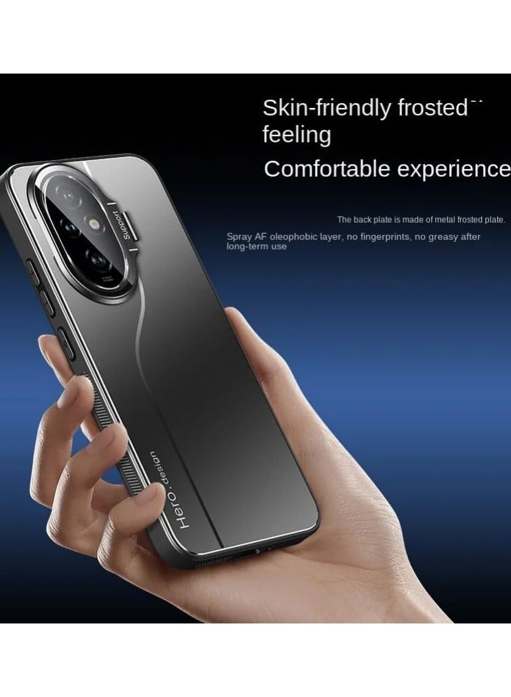 عام غطاء متوافق مع Honor 200 Pro يتضمن حافظة لحماية الكاميرا مع مشبك للحامل الخاص بالسيارة. يتميز بوجود قاعدة مخفية، حلقة عدسة معدنية، ونمط مقاوم لبصمات الأصابع. - Image 3