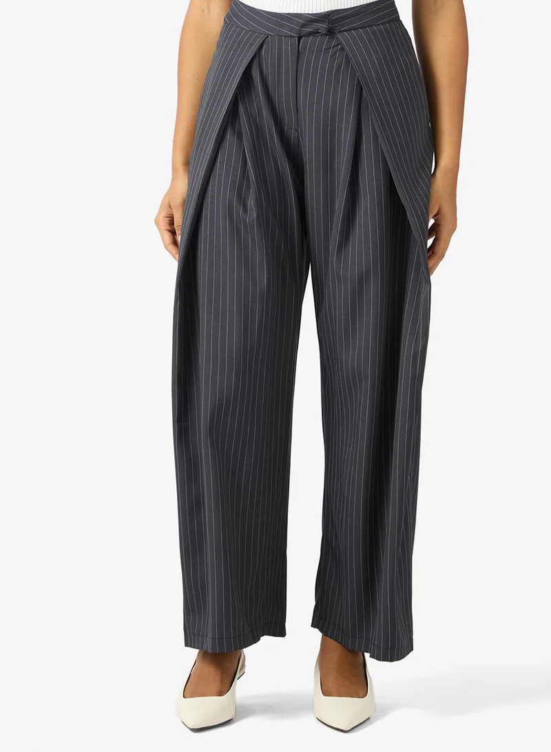 ايلا بنطلون مخطط بكسرات أمامية