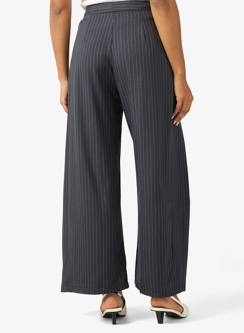 ايلا بنطلون مخطط بكسرات أمامية - Image 3