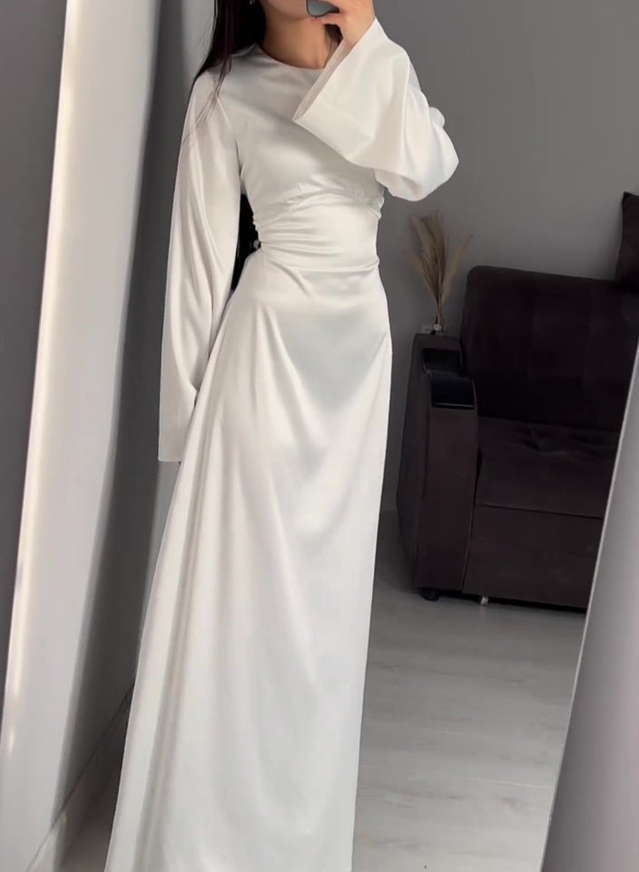 مدام يونيك فستان ماكسي أبيض من الساتان بأكمام واسعة ودانتيل - ظهر مفتوح - Image 3