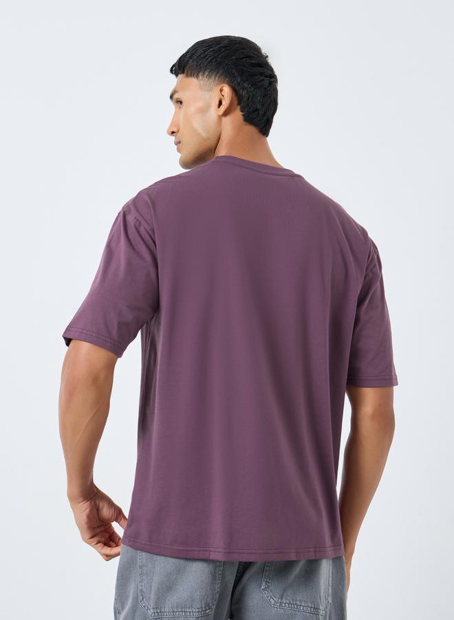 ستايلي تيشيرت واسع بياقة دائرية بطبعة أمامية - Image 4