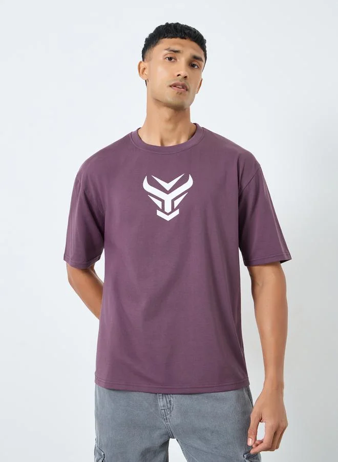 ستايلي تيشيرت واسع بياقة دائرية بطبعة أمامية