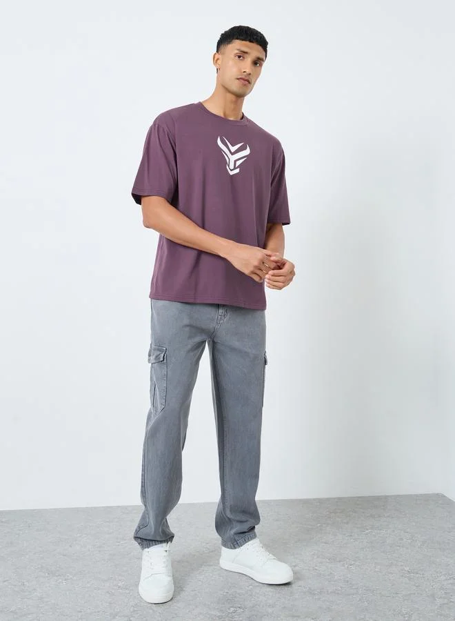 ستايلي تيشيرت واسع بياقة دائرية بطبعة أمامية