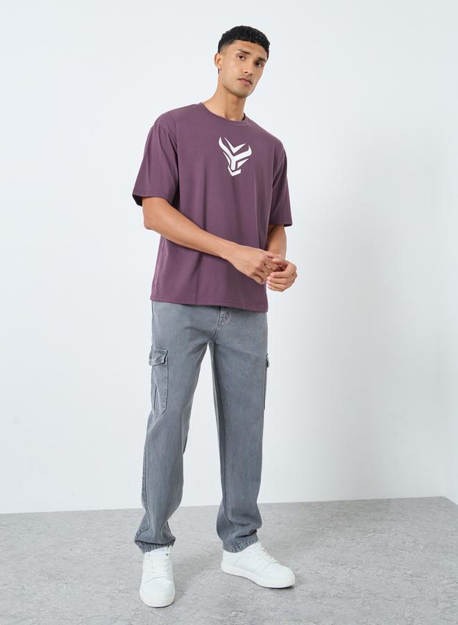 ستايلي تيشيرت واسع بياقة دائرية بطبعة أمامية - Image 2