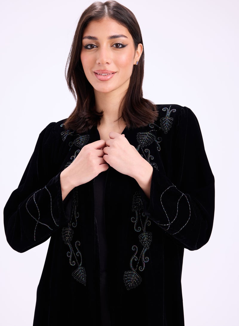 Daily Abaya - Practical Abaya with a model in the sleeves and butterfly embroidery on the sleeves and back