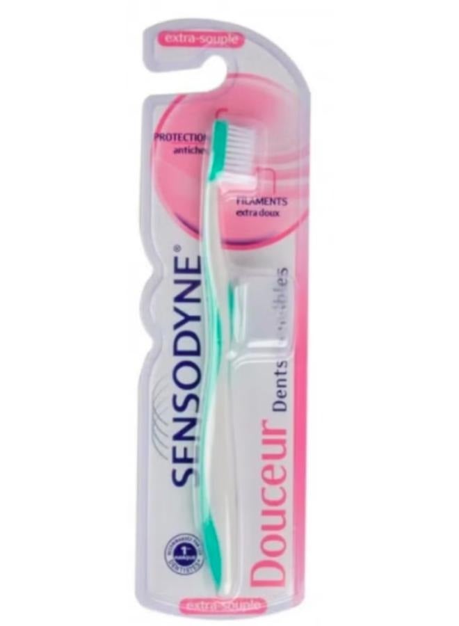 Close Up White Now Gold toothpaste 75 ml along with a Dussior toothbrush with a multi-colored toothbrush holder, in addition to a pack containing 7 strips of dental whitening envelopes with an advanced formula, plus a Kalem Fresh mouth spray with a fruity flavor 15 ml. - Image 4