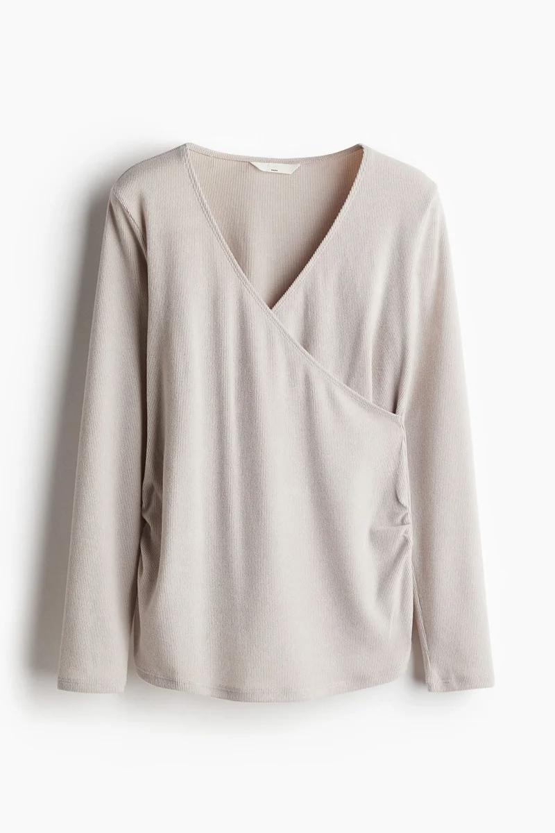 اتش اند ام بلوزة بتصميم ملفوف لفترة الرضاعة وبعدها من تشكيلة ماما